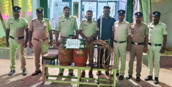 ಕೆಜಿಎಫ್ ಆಂಡರ್‌ಸನ್ ಪೇಟೆ ಪೊಲೀಸರು ಅಕ್ರಮವಾಗಿ ಸಿಲೆಂಡರ್ ಭರ್ತಿ ಮಾಡುತ್ತಿದ್ದ ಪ್ರಕರಣವನ್ನು ಪತ್ತೆ ಹಚ್ಚಿದ್ದಾರೆ.