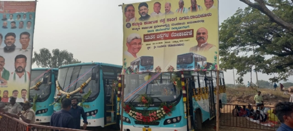 ವಿದ್ಯಾರ್ಥಿಗಳಿಗಾಗಿಯೇ 14 ವಿನೂತನ ಬಸ್ಸಗಳಿಗೆ ಸಿಎಂ ಸಮ್ಮುಖದಲ್ಲಿ ಚಾಲನೆ ವಿದ್ಯಾರ್ಥಿಗಳಿಗಾಗಿಯೇ 14 ವಿನೂತನ ಬಸ್ಸಗಳಿಗೆ ಸಿಎಂ ಸಮ್ಮುಖದಲ್ಲಿ ಚಾಲನೆ