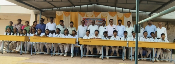 ಕೋಲಾರ ತಾಲ್ಲೂಕಿನ ಅಮ್ಮನಲ್ಲೂರು ಗ್ರಾಮದ ಅನುದಾನಿತ ಶ್ರೀ ಚೌಡೇಶ್ವರಿ ಪ್ರೌಢಶಾಲೆಗೆ ಶ್ರೀ ಕ್ಷೇತ್ರ ಧರ್ಮಸ್ಥಳ ಗ್ರಾಮಾಭಿವೃದ್ಧಿ ಯೋಜನೆ ವತಿಯಿಂದ ಜ್ಞಾನ ದೀಪ ಯೋಜನೆಯಡಿ ೧೦ ಡೆಸ್ಕ್ ಮತ್ತು ಬೆಂಚುಗಳನ್ನು ಯೋಜನೆಯ ಜಿಲ್ಲಾ ನಿರ್ದೇಶಕ ಶಿವಾನಂದ ಆಚಾರ್ಯ ವಿತರಿಸಿದರು.