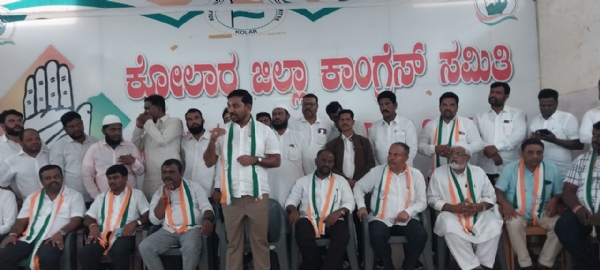 ಕೋಲಾರ ಕಾಂಗ್ರೆಸ್ ಕಛೇರಿಯಲ್ಲಿ ನಡೆದ ಅಭಿನಂದನಾ ಸಮಾರಂಭದಲ್ಲಿ ಕೆಪಿಸಿಸಿ ಪ್ರಧಾನ ಕಾರ್ಯದರ್ಶಿ ಗೌತಮ್ ಮಾತನಾಡಿದರು. ಕೋಲಾರ ಕಾಂಗ್ರೆಸ್ ಕಛೇರಿಯಲ್ಲಿ ನಡೆದ ಅಭಿನಂದನಾ ಸಮಾರಂಭದಲ್ಲಿ ಕೆಪಿಸಿಸಿ ಪ್ರಧಾನ ಕಾರ್ಯದರ್ಶಿ ಗೌತಮ್ ಮಾತನಾಡಿದರು.