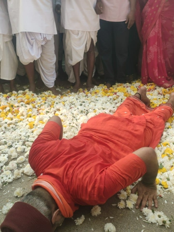 ಗವಿಮಠ : ಬಳಗಾನೂರ ಶ್ರೀ ಶಿವಶಾಂತವೀರ ಶರಣರ ಧೀರ್ಘದಂಡ ನಮಸ್ಕಾರ ಗವಿಮಠ : ಬಳಗಾನೂರ ಶ್ರೀ ಶಿವಶಾಂತವೀರ ಶರಣರ ಧೀರ್ಘದಂಡ ನಮಸ್ಕಾರ