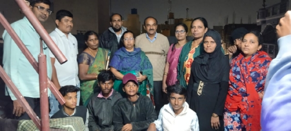 ಶಾಲಾ ಶಿಕ್ಷಣ ಇಲಾಖೆ ಉಪನಿರ್ದೇಶಕಿ ಅಲ್ಮಾಸ್ ಫರ್ವೀನ್ ತಾಜ್ ಶಾಲೆಗೆ ಗೈರಾಗುವ, ನಿಧಾನ ಕಲಿಕೆ, ಕಲಿಕೆಯಲ್ಲಿ ಹಿಂದುಳಿದಿರುವಿಕೆಯ ಕೋಲಾರ ರಹಮತ್ ನಗರ ವ್ಯಾಪ್ತಿಯ ಹಲವು ಮಕ್ಕಳ ಮನೆಗಳಿಗೆ ಭೇಟಿ ನೀಡಿದ ಉಪ ನಿರ್ದೇಶಕಿ ಅಲ್ಮಾಸ್ ಫರ್ವೀನ್ ತಾಜ್ ಮಕ್ಕಳೊಂದಿಗೆ ಕುಳಿತು ಅವರ ಕಲಿಕೆ ಮಟ್ಟ ಪರಿಶೀಲನೆ ನಡೆಸಿ, ಪೋಷಕರಿಗೂ ಮಾರ್ಗದರ್ಶನ ನೀಡಿದರು.