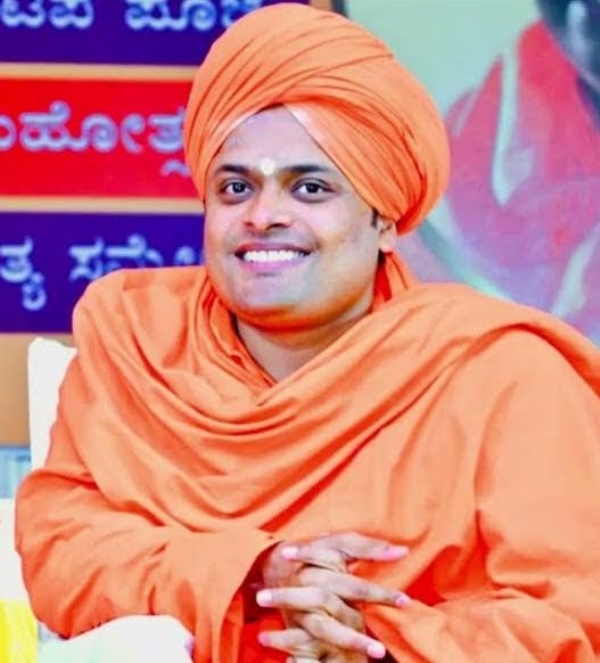 ಕೈಲಾಸ ಮಂಟಪದ ವೇದಿಕೆಯಲ್ಲಿನ ಪೂಜ್ಯರ ಅತಿಥಿಗಳ, ಕಲಾವಿದರ ಪರಿಚಯ