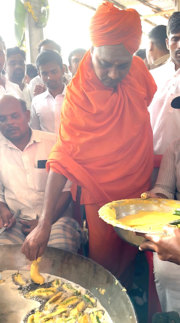 ಗವಿಮಠ : ಮಹಾದಾಸೋಹದಲ್ಲಿ 400 ಜನ ಬಾಣಸಿಗರಿಂದ ಮಿರ್ಚಿ ತಯಾರಿಕೆ