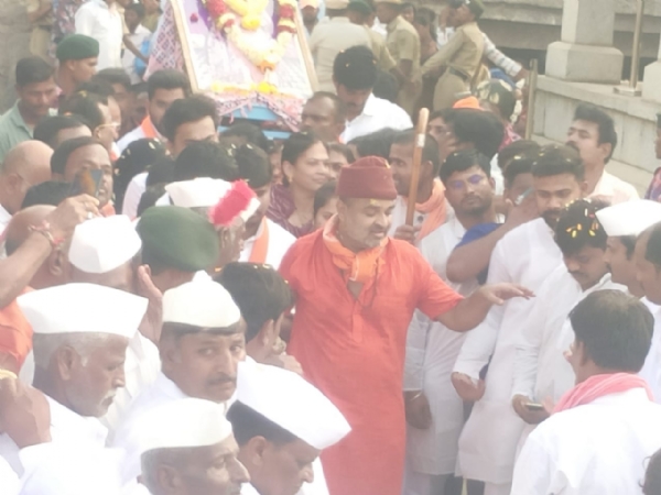 ಗವಿಮಠ : ಬಳಗಾನೂರ ಶ್ರೀ ಶಿವಶಾಂತವೀರ ಶರಣರ ಧೀರ್ಘದಂಡ ನಮಸ್ಕಾರ ಗವಿಮಠ : ಬಳಗಾನೂರ ಶ್ರೀ ಶಿವಶಾಂತವೀರ ಶರಣರ ಧೀರ್ಘದಂಡ ನಮಸ್ಕಾರ