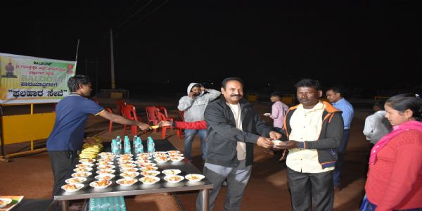 ಗವಿಮಠ : ಬಲ್ದೋಟ ಸಂಸ್ಥೆಯಿಂದ ಪಾದಯಾತ್ರಿಗಳಿಗೆ ಫಲಹಾರ ಸೇವೆ