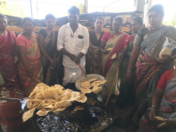 ಗವಿಮಠ :  ಮಹಾದಾಸೋಹದಲ್ಲಿ 50 ಜನ ಬಾಣಸಿಗರಿಂದ ಹಪ್ಪಳದ ತಯಾರಿಕೆ