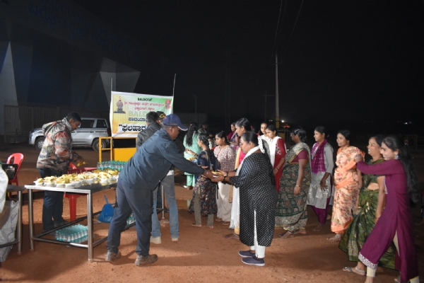 ಗವಿಮಠ :  ಬಲ್ದೋಟ ಸಂಸ್ಥೆಯಿಂದ ಪಾದಯಾತ್ರಿಗಳಿಗೆ ಫಲಹಾರ ಸೇವೆ
