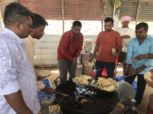 ಗವಿಮಠ :  ಮಹಾದಾಸೋಹದಲ್ಲಿ 50 ಜನ ಬಾಣಸಿಗರಿಂದ ಹಪ್ಪಳದ ತಯಾರಿಕೆ