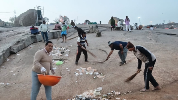 ಗಾಂಧಿ ಬಳಗದಿಂದ ಕೊಪ್ಪಳ ಜಾತ್ರೆಯಲ್ಲಿ ಸ್ವಚ್ಛತಾ ಕಾರ್ಯ ಗಾಂಧಿ ಬಳಗದಿಂದ ಕೊಪ್ಪಳ ಜಾತ್ರೆಯಲ್ಲಿ ಸ್ವಚ್ಛತಾ ಕಾರ್ಯ