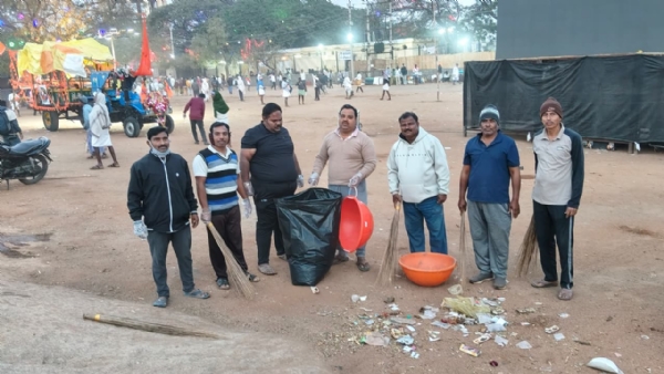 ಗಾಂಧಿ ಬಳಗದಿಂದ ಕೊಪ್ಪಳ ಜಾತ್ರೆಯಲ್ಲಿ ಸ್ವಚ್ಛತಾ ಕಾರ್ಯ ಗಾಂಧಿ ಬಳಗದಿಂದ ಕೊಪ್ಪಳ ಜಾತ್ರೆಯಲ್ಲಿ ಸ್ವಚ್ಛತಾ ಕಾರ್ಯ