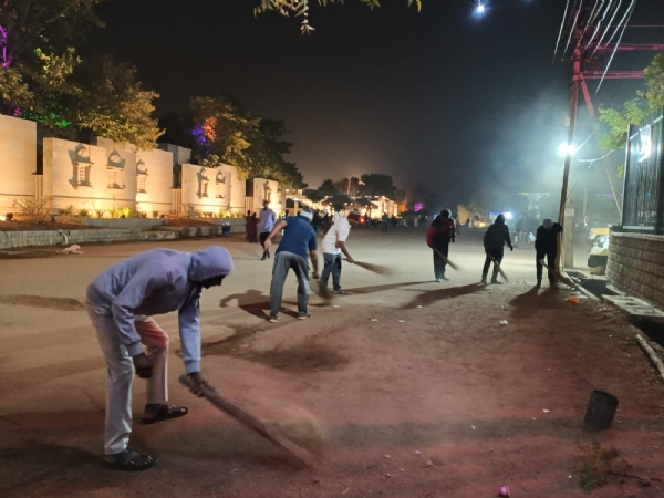 ಗಾಂಧಿ ಬಳಗದಿಂದ ಕೊಪ್ಪಳ ಜಾತ್ರೆಯಲ್ಲಿ ಸ್ವಚ್ಛತಾ ಕಾರ್ಯ ಗಾಂಧಿ ಬಳಗದಿಂದ ಕೊಪ್ಪಳ ಜಾತ್ರೆಯಲ್ಲಿ ಸ್ವಚ್ಛತಾ ಕಾರ್ಯ