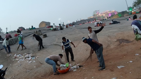 ಗಾಂಧಿ ಬಳಗದಿಂದ ಕೊಪ್ಪಳ ಜಾತ್ರೆಯಲ್ಲಿ ಸ್ವಚ್ಛತಾ ಕಾರ್ಯ ಗಾಂಧಿ ಬಳಗದಿಂದ ಕೊಪ್ಪಳ ಜಾತ್ರೆಯಲ್ಲಿ ಸ್ವಚ್ಛತಾ ಕಾರ್ಯ