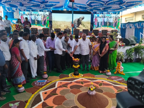 ಕೋಲಾರದಲ್ಲಿ ಕೃಷಿ ಇಲಾಖೆಯಿಂದ ಏರ್ಪಡಿಸಲಾಗಿದ್ದ ಸಿರಿಧಾನ್ಯ ಮೇಳವನ್ನು ಕೋಲಾರ ಶಾಸಕ ಕೊತ್ತೂರು ಮಂಜುನಾಥ್ ಉದ್ಘಾಟಿಸಿದರು. ಕೋಲಾರದಲ್ಲಿ ಕೃಷಿ ಇಲಾಖೆಯಿಂದ ಏರ್ಪಡಿಸಲಾಗಿದ್ದ ಸಿರಿಧಾನ್ಯ ಮೇಳವನ್ನು ಕೋಲಾರ ಶಾಸಕ ಕೊತ್ತೂರು ಮಂಜುನಾಥ್ ಉದ್ಘಾಟಿಸಿದರು.