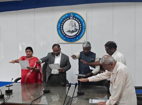ಬೆಂಗಳೂರು ಉತ್ತರ ವಿಶ್ವವಿದ್ಯಾಲಯದ ಉಪ ಕುಲಪತಿಯಾಗಿ ಪ್ರೊ. ಬಿ.ಕೆ.ರವಿ ಶುಕ್ರವಾರ ಅಧಿಕಾರ ವಹಿಸಿಕೊಂಡರು. ಬೆಂಗಳೂರು ಉತ್ತರ ವಿಶ್ವವಿದ್ಯಾಲಯದ ಉಪ ಕುಲಪತಿಯಾಗಿ ಪ್ರೊ. ಬಿ.ಕೆ.ರವಿ ಶುಕ್ರವಾರ ಅಧಿಕಾರ ವಹಿಸಿಕೊಂಡರು.