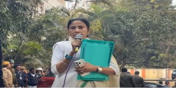 ಐ-ಪಿಎಸಿ ಮೇಲೆ ಇಡಿ ದಾಳಿ ; ಎರಡು ಪೊಲೀಸ್ ಠಾಣೆಗಳಲ್ಲಿ ಮಮತಾ ಬ್ಯಾನರ್ಜಿ ದೂರು