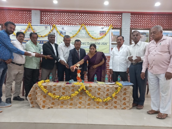ಕೋಲಾರದಲ್ಲಿ ನಡೆದ ವಿಶ್ವ ಹಿರಿಯ ನಾಗರೀಕರ ದಿನಾಚರಣೆಯನ್ನು ಕಾನೂನು ಸೇವಾ ಪ್ರಾಧಿಕಾರದ ಸದಸ್ಯ ಕಾರ್ಯದರ್ಶಿಪ್ರಭು ಎನ್. ಬಡಿಗೇರ ಉದ್ಘಾಟಿಸಿದರು. ಕೋಲಾರದಲ್ಲಿ ನಡೆದ ವಿಶ್ವ ಹಿರಿಯ ನಾಗರೀಕರ ದಿನಾಚರಣೆಯನ್ನು ಕಾನೂನು ಸೇವಾ ಪ್ರಾಧಿಕಾರದ ಸದಸ್ಯ ಕಾರ್ಯದರ್ಶಿಪ್ರಭು ಎನ್. ಬಡಿಗೇರ ಉದ್ಘಾಟಿಸಿದರು.