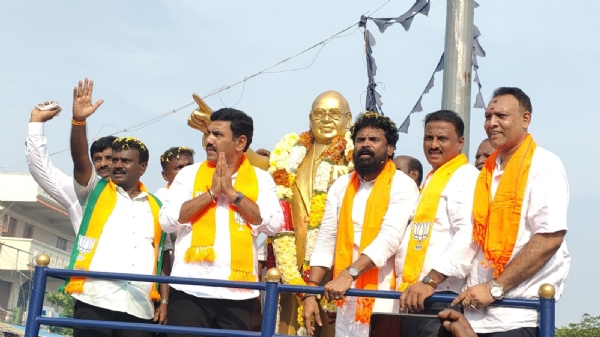 ಕೆಜಿಎಫ್ ತಾಲ್ಲೂಕಿನ ಬೇತಮಂಗಲದಲ್ಲಿ ನಡೆದ ಬಿಜೆಪಿಯ ಸೇವಾ ಸಂಕಲ್ಪ ಅಭಿಯಾನದಲ್ಲಿ ಬಿಜೆಪಿ ರಾಜ್ಯಾಧ್ಯಕ್ಷ ಬಿ.ವೈ. ವಿಜಯೇಂದ್ರ ಡಾ. ಅಂಬೇಡ್ಕರ್ ಪುತ್ತಳಿಗೆ ಮಾಲಾರ್ಪಣೆ ಮಾಡಿದರು.
