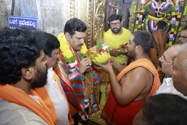 ಕೋಲಾರ ಜಿಲ್ಲಾ ಮುಳಬಾಗಿಲು ತಾಲ್ಲೂಕಿನ ಕುರುಡುಮಲೆ ದೇವಾಲಯದಲ್ಲಿ ಪೂಜೆ ಸಲ್ಲಿಸಿದರು.