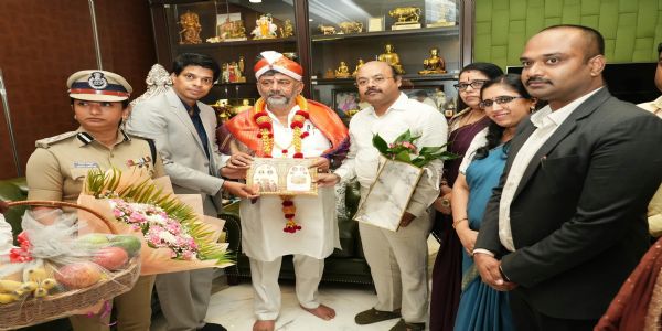 ಸಿಎಂ ಡಿ.ಕೆ. ಶಿವಕುಮಾರ್ ಅವರಿಗೆ ದಸರಾ ಆಮಂತ್ರಣ
