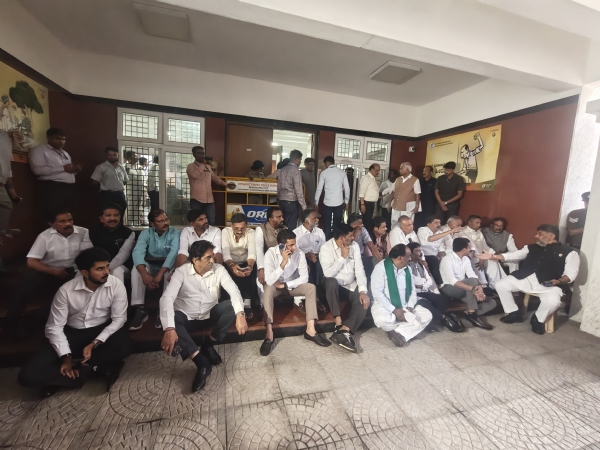 ಚುನಾವಣಾ ಆಯೋಗದ ಕಚೇರಿಯಲ್ಲಿ ಸಚಿವರೊಂದಿಗೆ ಮುಖ್ಯಮಂತ್ರಿ ಧರಣಿ ಚುನಾವಣಾ ಆಯೋಗದ ಕಚೇರಿಯಲ್ಲಿ ಸಚಿವರೊಂದಿಗೆ ಮುಖ್ಯಮಂತ್ರಿ ಧರಣಿ