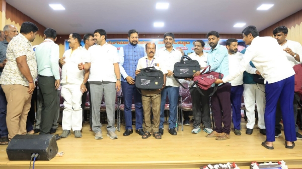 ಬ್ಯಾಗ ವಿತರಣೆ ಬ್ಯಾಗ ವಿತರಣೆ