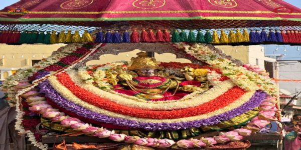 ವಿಶ್ವವಿಖ್ಯಾತ ಮೈಸೂರು ದಸರಾ ಮಹೋತ್ಸವಕ್ಕೆ ವಿಧ್ಯುಕ್ತ ಚಾಲನೆ;ಜಾತಿಯಿಂದಲ್ಲ, ನೀತಿ ಮತ್ತು ಪ್ರೀತಿಯಿಂದ ನಾಡು ಕಟ್ಟೋಣ: ಅಭಿನವ ಗವಿಸಿದ್ದೇಶ್ವರ ಸ್ವಾಮೀಜಿ