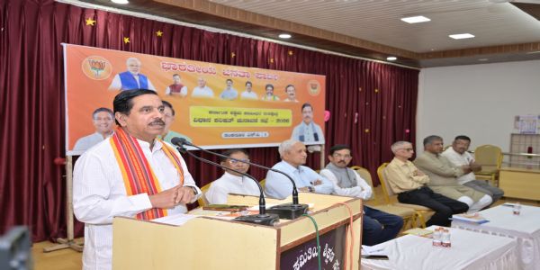 ಪದವೀಧರರ ಹಿತಾಸಕ್ತಿಗೆ ಸಂಕನೂರು ಅವರಿಗೆ ಮತ್ತೊಮ್ಮೆ ಅವಕಾಶ ನೀಡಿ: ಪ್ರಹ್ಲಾದ ಜೋಶಿ ಮನವಿ