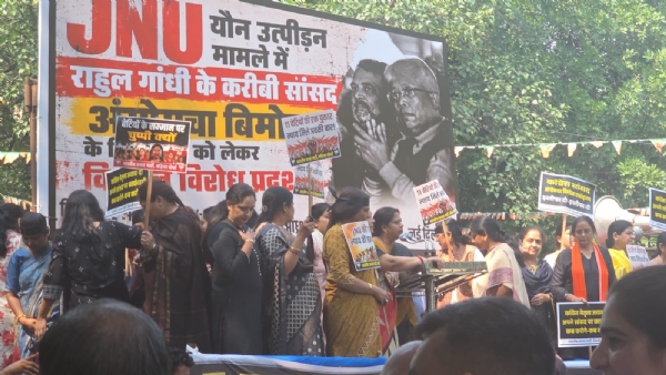 भाजपा महिला मोर्चा कांग्रेस मुख्यालय के बाहर प्रदर्शन करते हुए।
