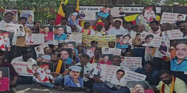 ಮಂಡ್ಯದಲ್ಲಿ ಅಂಬರೀಷ್ ಪುತ್ಥಳಿ ನಿರ್ಮಾಣಕ್ಕೆ ಆಗ್ರಹ: ಅಭಿಮಾನಿಗಳಿಂದ ಹೆದ್ದಾರಿ ತಡೆದು ಪ್ರತಿಭಟನೆ