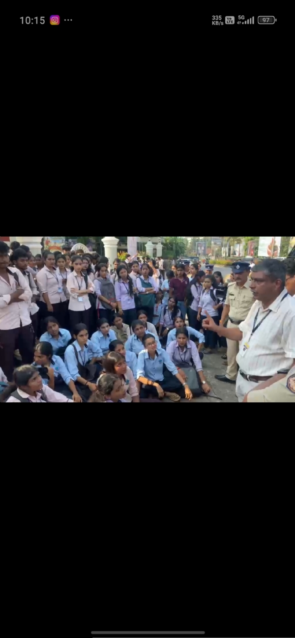 mangalore-st-agnes-college-semester-exams-dasara-holiday-student-protest mangalore-st-agnes-college-semester-exams-dasara-holiday-student-protest