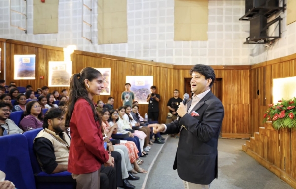 मिजोरम विश्वविद्यालय में केंद्रीय संचार एवं पूर्वोत्तर क्षेत्र विकास मंत्री ज्योतिरादित्य सिंधिया विद्यार्थियों से संवाद करते हुए। मिजोरम विश्वविद्यालय में केंद्रीय संचार एवं पूर्वोत्तर क्षेत्र विकास मंत्री ज्योतिरादित्य सिंधिया विद्यार्थियों से संवाद करते हुए।