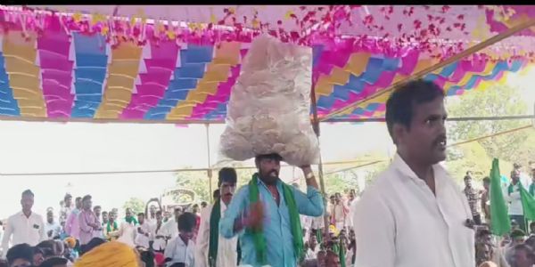 ದೆಹಲಿ ಸಭೆಯಲ್ಲೂ ಪರಿಹಾರವಿಲ್ಲ: ಯಲಗೂರ ಕ್ರಾಸ್ನಲ್ಲಿ ರೈತರ ಪ್ರತಿಭಟನೆ ತೀವ್ರ