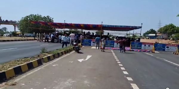 ಯಲಗೂರ ಕ್ರಾಸ್ನಲ್ಲಿ ರಾಷ್ಟ್ರೀಯ ಹೆದ್ದಾರಿ ಬಂದ್; ವಾಹನ ಸಂಚಾರ ಸ್ಥಗಿತ