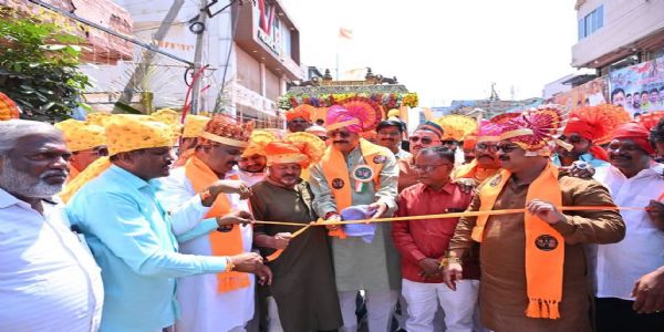 ವಿಜಯಪುರದಲ್ಲಿ ನಾಡದೇವಿ ಬೆಳ್ಳಿ ಮೂರ್ತಿಯ ಭವ್ಯ ಮೆರವಣಿಗೆಗೆ ಚಾಲನೆ
