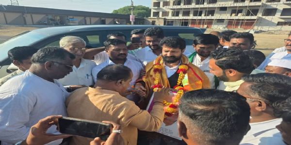 ಚಿಕ್ಕಸಿಂದಗಿ ಬೈಪಾಸ್ನಲ್ಲಿ ವಿಧಾನ ಪರಿಷತ್ ಸದಸ್ಯ ಸಿ.ಟಿ. ರವಿ ಅವರಿಗೆ ಮಾಜಿ ಶಾಸಕ ರಮೇಶ ಭೂಸನೂರ ಸನ್ಮಾನ