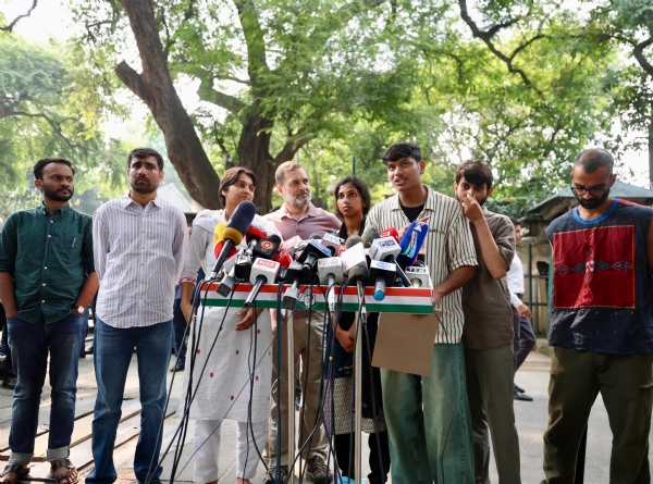नई दिल्ली में बुधवार को प्रेस वार्ता के दौरान पुलिस हिरासत में प्रदर्शनकारियों के साथ कथित मारपीट का मुद्दा उठाते लोकसभा में नेता प्रतिपक्ष राहुल गांधी।