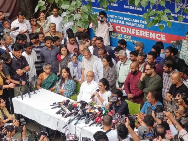 आइसा की अध्यक्ष नेहा बोरा और सीजेपी प्रमुख अभिजीत दीपके के साथ अन्य लोग मौजूद।