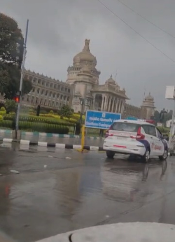 Bengaluru Evening Heavy Rain Brings Traffic Jams Across City Bengaluru Evening Heavy Rain Brings Traffic Jams Across City