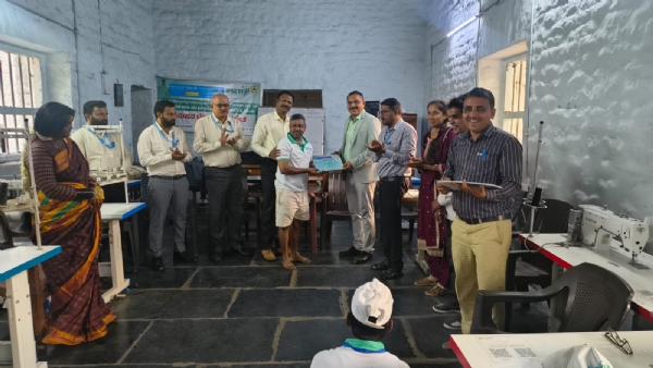 ಬಳ್ಳಾರಿ ಕೇಂದ್ರ ಕಾರಾಗೃಹ : ಪುರುಷ ಬಂದಿಗಳಿಗೆ ಹೊಲಿಗೆ ತರಬೇತಿ ಬಳ್ಳಾರಿ ಕೇಂದ್ರ ಕಾರಾಗೃಹ : ಪುರುಷ ಬಂದಿಗಳಿಗೆ ಹೊಲಿಗೆ ತರಬೇತಿ