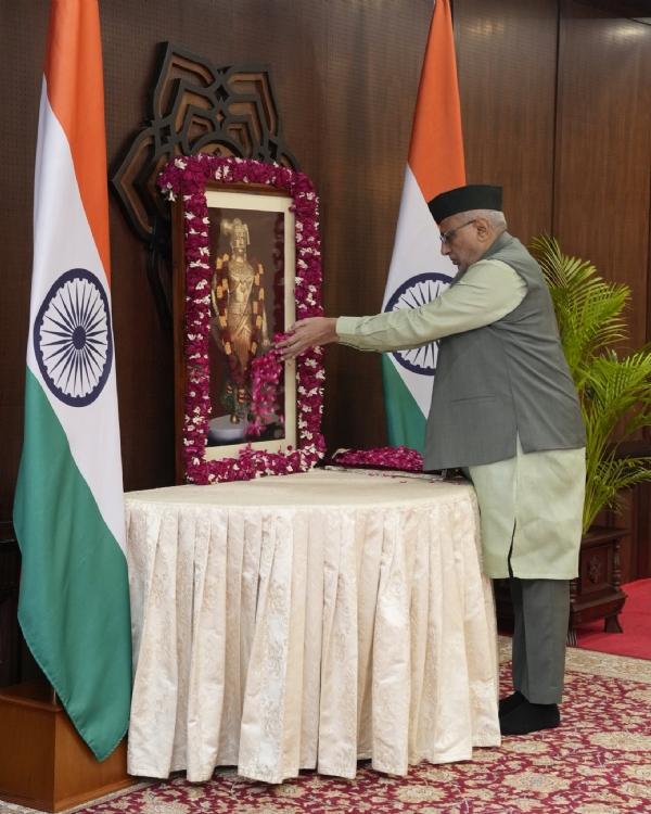 उपराष्ट्रपति वीरपांडिया कट्टाबोम्मन की स्मृति में उनके चित्र पर पुष्प अर्पित करते हुए।