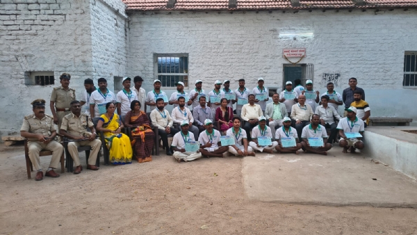 ಬಳ್ಳಾರಿ ಕೇಂದ್ರ ಕಾರಾಗೃಹ : ಪುರುಷ ಬಂದಿಗಳಿಗೆ ಹೊಲಿಗೆ ತರಬೇತಿ ಬಳ್ಳಾರಿ ಕೇಂದ್ರ ಕಾರಾಗೃಹ : ಪುರುಷ ಬಂದಿಗಳಿಗೆ ಹೊಲಿಗೆ ತರಬೇತಿ