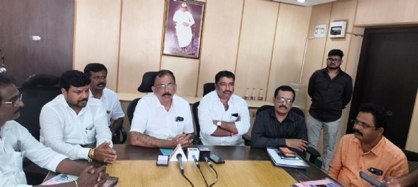 ಅಪೆಕ್ಸ್ ಬ್ಯಾಂಕ್ ಅಧ್ಯಕ್ಷ ಎಸ್. ರವಿ ಡಿಸಿಸಿ ಬ್ಯಾಂಕ್ ಪದಾಧಿಕಾರಿಗಳ ಸಭೆ ನಡೆಸಿದರು.