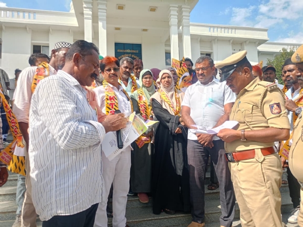 ಕರ್ನಾಟಕ ಟಿಪ್ಪು ಸೆಕ್ಯುಲಾರ್ ಸೇನಾ ಡಿಸಿ ಕಚೇರಿ ಮುಂದೆ ಪ್ರತಿಭಟನೆ