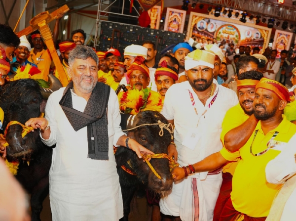 ಕಂಬಳ ಸ್ಪರ್ಧೆಗೆ ಚಾಲನೆ ನೀಡಿದ ಸಿಎಂ ಕಂಬಳ ಸ್ಪರ್ಧೆಗೆ ಚಾಲನೆ ನೀಡಿದ ಸಿಎಂ