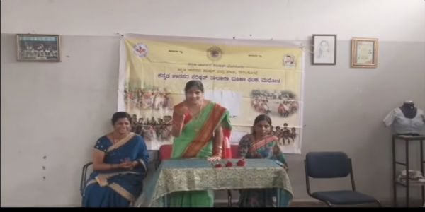 ಮುಧೋಳದಲ್ಲಿ ದಸರಾ ಜಾನಪದ ಸಂಭ್ರಮ: ಜನಪದ ಗೀತೆಯ ಮೂಲಕ ರಂಜಿಸಿದ ಶಕುಂತಲಾ ಬಿಂದಾಚಾರ್ಯ