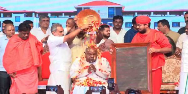 ಮಾಜಿ ಪ್ರಧಾನಿ ದೇವೇಗೌಡರಿಗೆ ವೀರ ಮಾರ್ತಾಂಡ ಚಾವುಂಡರಾಯ ಪ್ರಶಸ್ತಿ ಪ್ರದಾನ