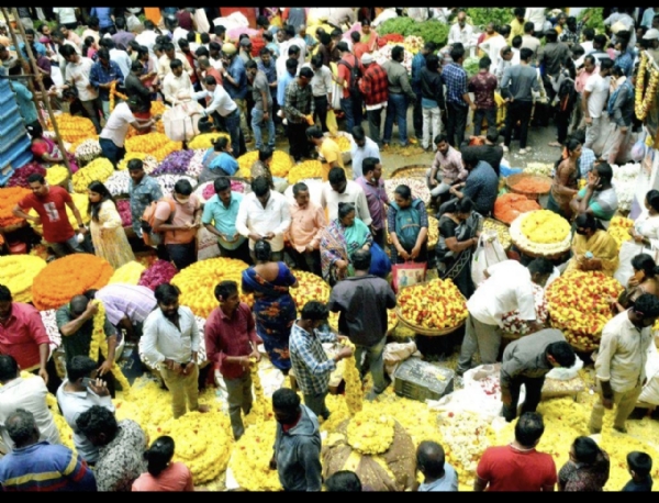 bengaluru-kr-market-ayudha-puja-festival-shopping-rain
