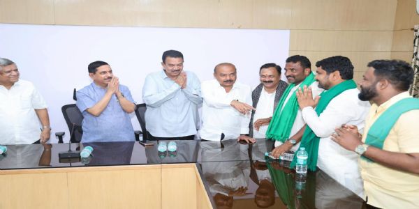 ಪ್ರಲ್ಹಾದ್ ಜೋಶಿ ನೇತೃತ್ವದ ಸಭೆ ಯಶಸ್ವಿ: ಕಬ್ಬು ಬೆಳೆಗಾರರ ಹೋರಾಟ ತಾತ್ಕಾಲಿಕ ಸ್ಥಗಿತ