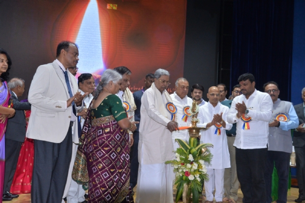 ಕೋಲಾರ ನಗರದ ಹೊರ ವಲಯದ ಟಮಕ ಶ್ರೀ ದೇವರಾಜ ಅರಸು ವೈದ್ಯಕೀಯ ಕಾಲೇಜಿನ ಸಂಸ್ಥಾಪಕ ದಿನವನ್ನು ಮಾಜಿ ಮುಖ್ಯಮಂತ್ರಿ ಸಿದ್ಧರಾಮಯ್ಯ ಉದ್ಘಾಟಿಸಿದರು. ಕೋಲಾರ ನಗರದ ಹೊರ ವಲಯದ ಟಮಕ ಶ್ರೀ ದೇವರಾಜ ಅರಸು ವೈದ್ಯಕೀಯ ಕಾಲೇಜಿನ ಸಂಸ್ಥಾಪಕ ದಿನವನ್ನು ಮಾಜಿ ಮುಖ್ಯಮಂತ್ರಿ ಸಿದ್ಧರಾಮಯ್ಯ ಉದ್ಘಾಟಿಸಿದರು.